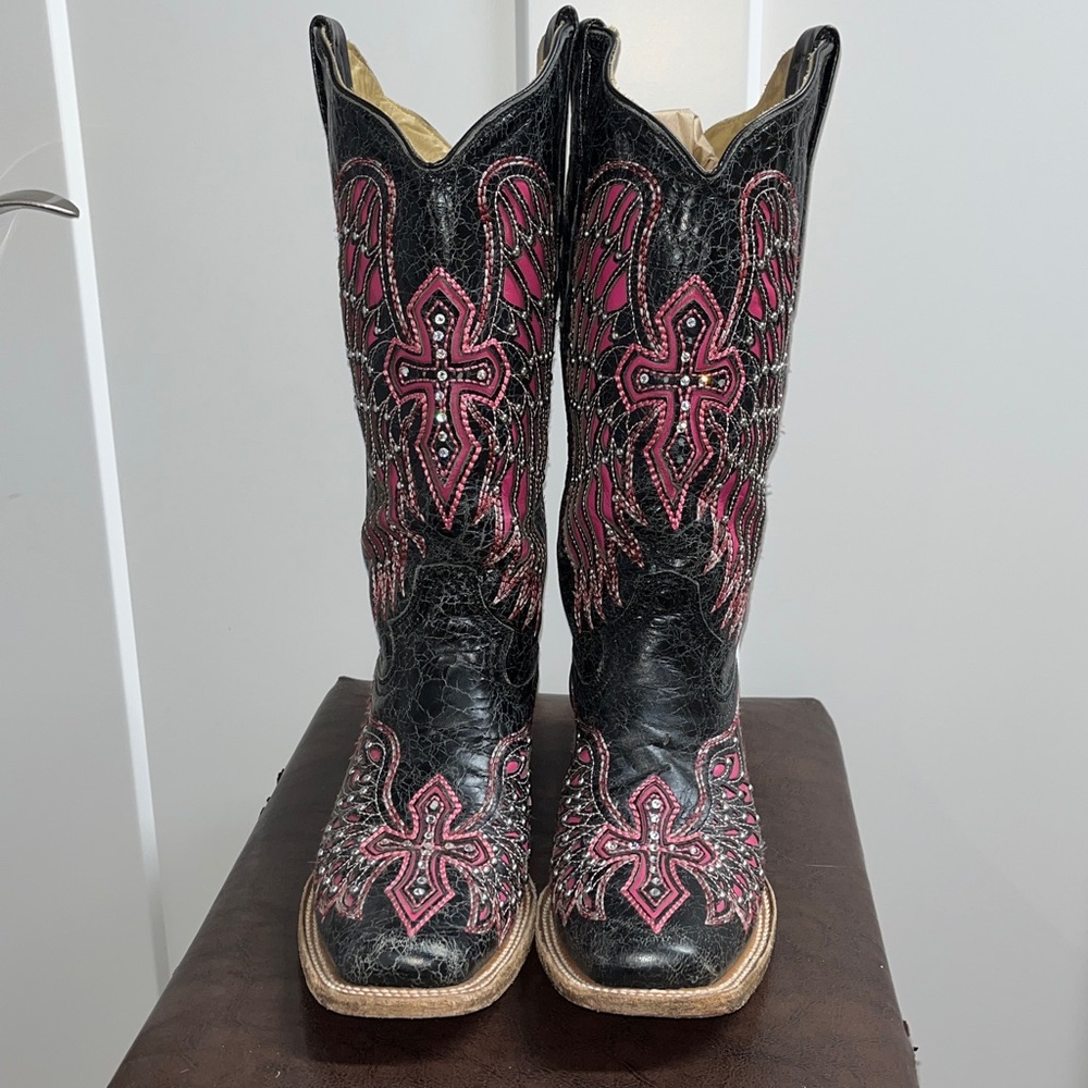 Gorgeous embellished leather western boots. Barely used! Great condition!